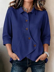 Losvallende donkerblauwe blouse met onregelmatige zoom, 3/4-mouwen en een revers.