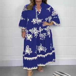 Robe maxi élégante bleu royal à col montant avec des broderies blanches pour femme