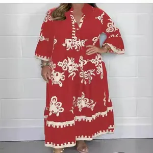 Robe longue rouge élégante avec imprimé floral blanc et col montant