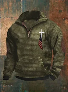 Gedetailleerd overzicht van olijfgroene wafelgebreide herenhoodie met vlagprint
