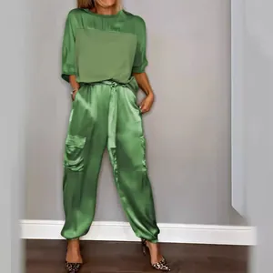 Elegante completo due pezzi in raso verde con top a maniche corte e pantaloni cargo per donne
