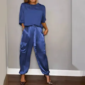 Elegante completo due pezzi in raso blu da donna con top a maniche corte e pantaloni cargo
