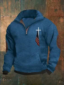Detailweergave van blauw wafelgebreid sweatshirt met kruis en Amerikaanse vlag