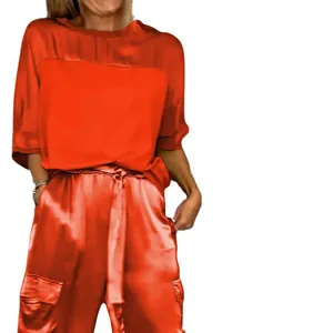 Elegante set due pezzi in raso arancione con top a maniche corte e pantaloni cargo