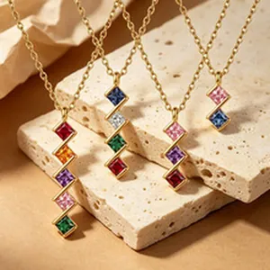 Primo piano di collane in argento S925 dorato con pietre preziose arcobaleno multicolori