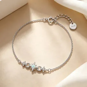 Dettaglio di bracciale in argento S925 con eleganti motivi a stella e opale delicato