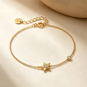 Vista dettagliata di un bracciale sottile in argento S925 dorato con stella e cristalli.