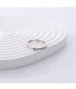 Vue détaillée d'une bague en argent 925 avec sept petites pierres aux couleurs de l'arc-en-ciel