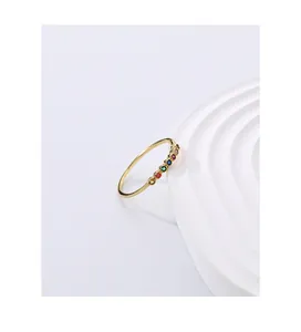Détail raffiné d'une bague en argent S925 plaqué or avec pavé de pierres arc-en-ciel