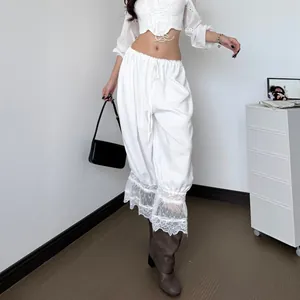 Pantalones casuales blancos de tiro bajo con retazos de encaje y diseño bohemio holgado