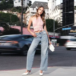 Elegante top all'americana rosa con vita pieghettata e orlo a balze per l'estate