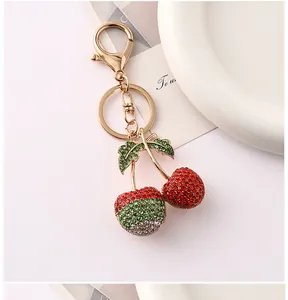 Detailopname van een fonkelende kersensleutelhanger met elegante gouden afwerking