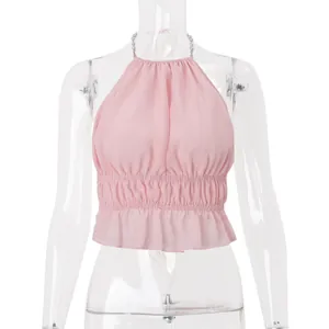 Dettaglio di top a fascia rosa in chiffon plissettato con spalline di perle