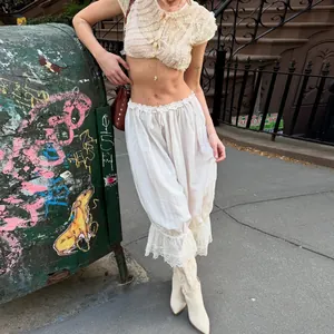 Detalle de pantalones casuales de cintura baja con parches de encaje blanco estilo callejero