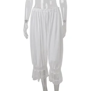 Vista detallada del dobladillo de encaje blanco en este pantalón casual vintage