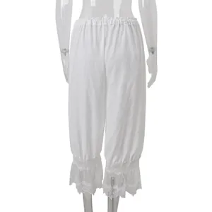 Vista detallada del dobladillo de encaje blanco en estos pantalones cortos de verano.