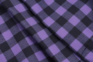 Κοντινό πλάνο μοβ και μαύρου καρό υφάσματος για σορτς σε στυλ Y2K