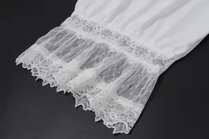 Detalle del dobladillo de encaje blanco delicado en pantalones casuales de mujer