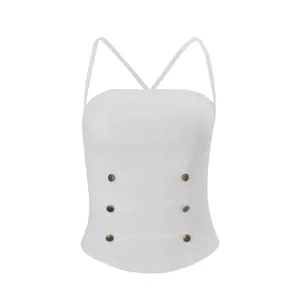 Vista dettagliata di un top a corsetto bianco con bottoni decorativi in bronzo antico