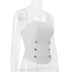 Dettaglio laterale di un top sottoveste corto bianco con bottoni decorativi in bronzo