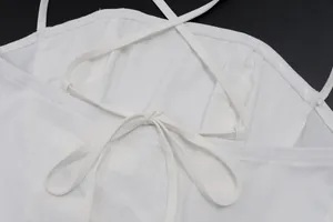 Dettaglio di un top a canotta bianco sexy con spalline incrociate da annodare sul retro