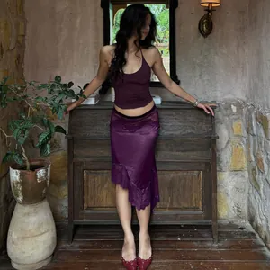 Elegante set con top viola all'americana e gonna in pizzo asimmetrica per le vacanze.