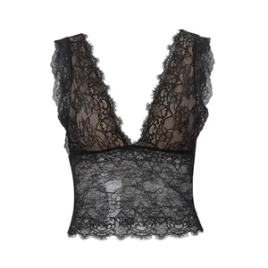 Dettaglio del tessuto in pizzo floreale nero su sexy canotta trasparente