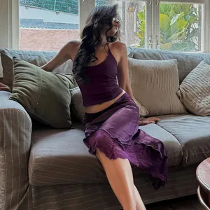 Elegante completo viola a due pezzi con top a fascia e gonna irregolare con pizzo