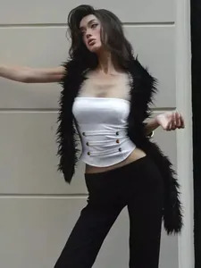 Top a fascia bianco sexy con bottoni e stola in ecopelliccia nera per donna.