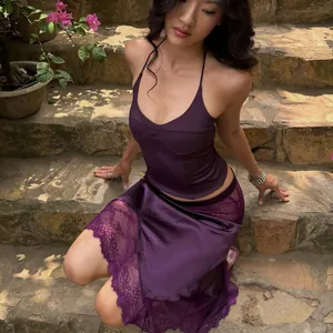 Set due pezzi viola intenso con top allacciato al collo e gonna in raso con pizzo