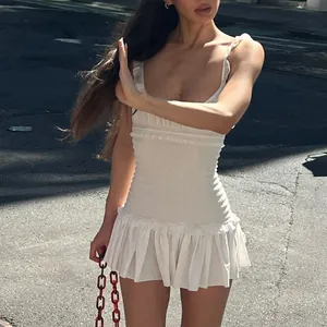 Primer plano de un vestido de verano blanco fruncido con tirantes de volantes y pliegues