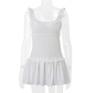 Elegante minivestido blanco de nido de abeja con tirantes de volantes sobre maniquí