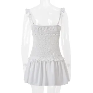 Vista trasera de un minivestido blanco con tirantes de volantes y cuerpo elástico