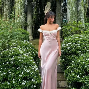 Élégante robe en satin rose de style français avec encolure carrée et détails lacés