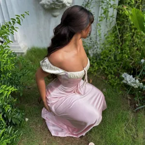 Robe en satin rose de style français doux avec des détails de laçage dans un jardin verdoyant