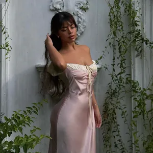 Élégante robe en satin rose de style français avec lacets et une taille cintrée