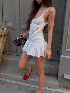 Elegante minivestido veraniego blanco con volantes, corpiño fruncido y falda plisada