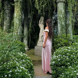 Robe longue élégante en satin rose de style français avec manches bouffantes au jardin