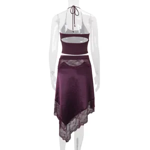 Vista posteriore di un set top all'americana viola e gonna asimmetrica in pizzo da donna