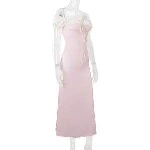 Élégante robe longue rose de style français avec manches bouffantes et lien sur le buste