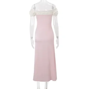 Vue arrière d'une robe rose cintrée de style français avec des manches bouffantes blanches
