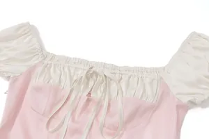 Gros plan d'une robe de style français avec encolure carrée et manches bouffantes.