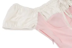 Détail d'une robe rose de style français avec manches bouffantes et fermeture éclair