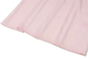 Gros plan sur le tissu rose lisse et l'ourlet cousu de cette robe de style français.