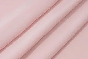 Gros plan détaillé de la texture du tissu rose tendre pour robe d'été de style français