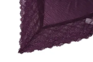 Dettaglio del tessuto in raso viola con bordo in pizzo floreale