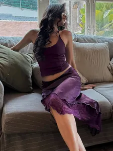 Top a lupetto viola e set gonna in pizzo irregolare, perfetto per vacanze estive e stile alla moda