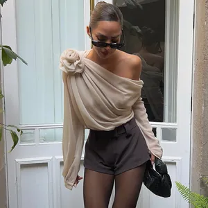 Modisches One-Shoulder-Chiffon-Oberteil mit großer 3D-Blume für einen modernen Street-Look.
