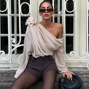 Elegantes Chiffon-Oberteil mit einer Schulter und floraler Dekoration an der Schulter