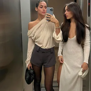 Detailaufnahme des eleganten One-Shoulder-Tops aus Mesh und Chiffon an einem Model